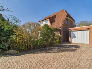 Außenansicht mit Garage