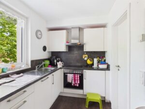 Küche mit Abstellraum