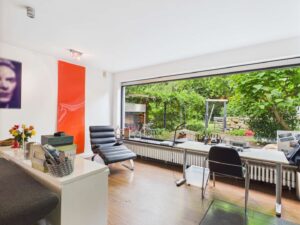 Wohnzimmer mit Gartenblick